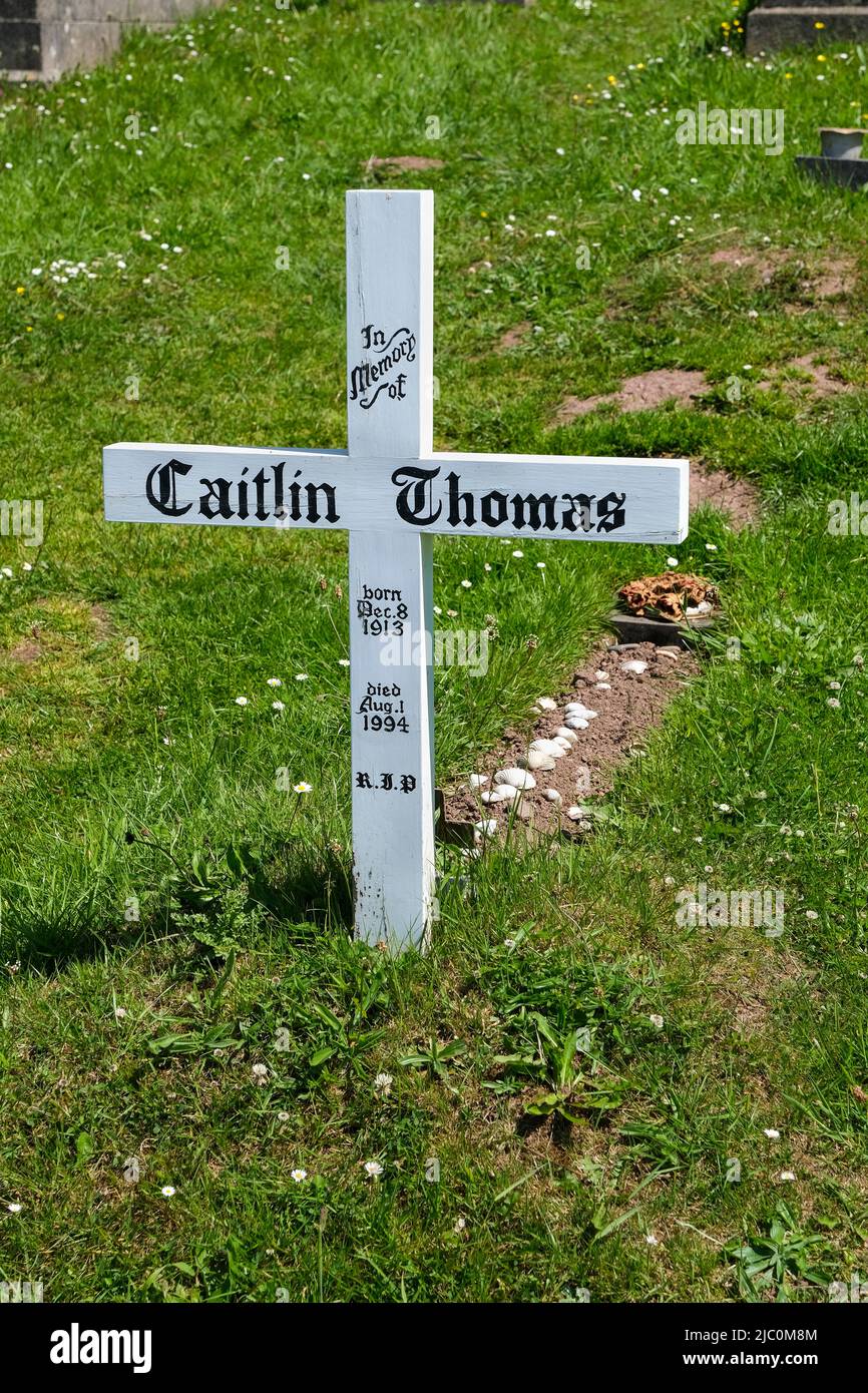 Grave Caitlin Thomas, Ehefrau des Dichters und Schriftstellers Dylan Thomas, St. Martin's Church, Laugharne, Dyfed, Wales Stockfoto