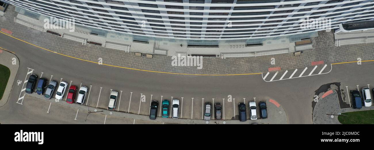 Luxuriöses Business Center-Gebäude mit privatem Parkplatz voller Autos Stockfoto