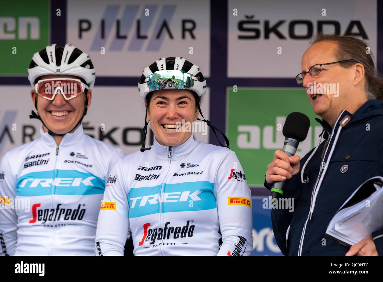 Radfahrer des Teams Trek Segafredo im Colchester Sports Park melden sich an, bevor sie an der UCI Women’s Tour Radrennetappe 1 teilnehmen. Interview mit Chloe Hosking Stockfoto