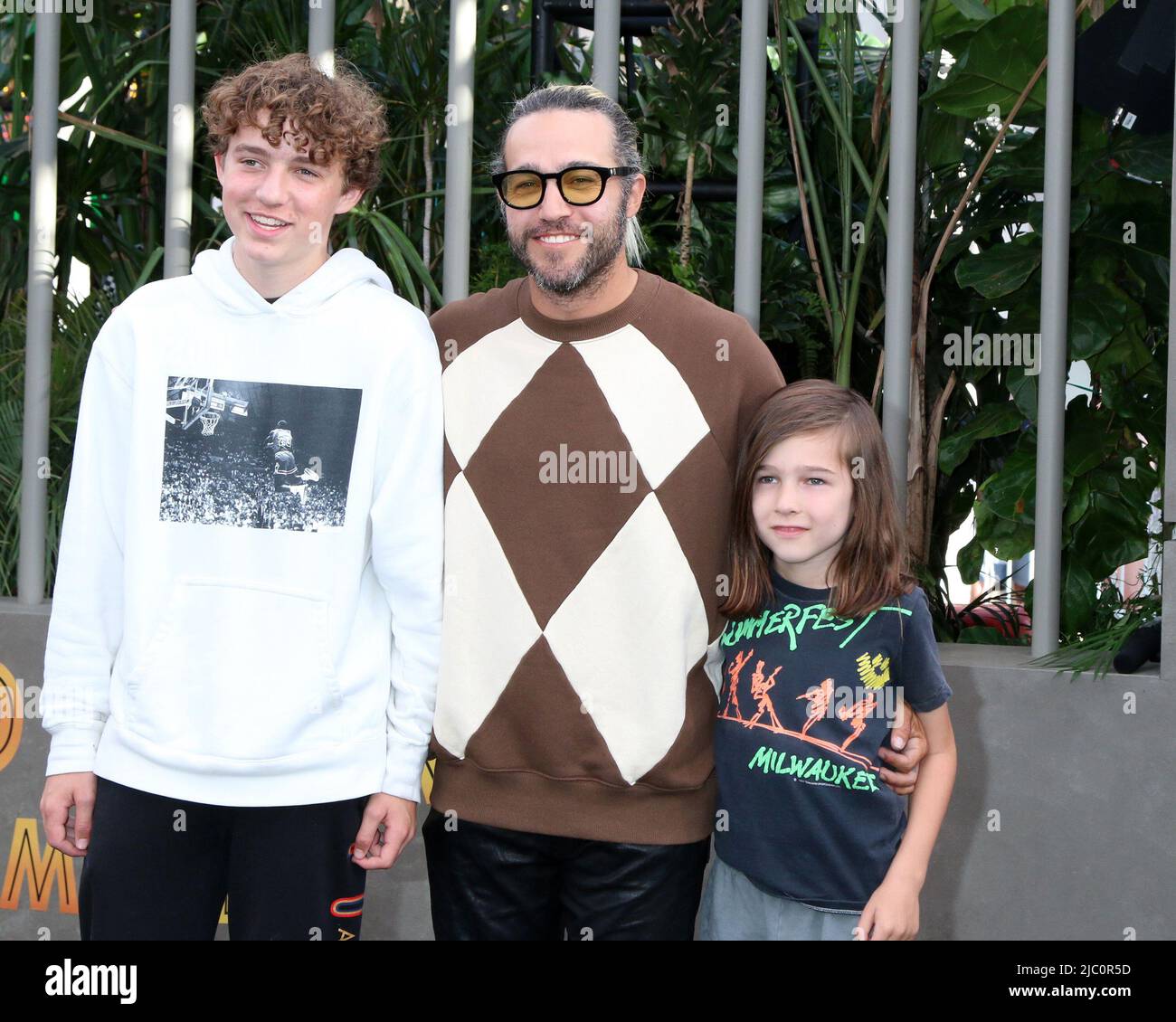 6. Juni 2022, Los Angeles, CA, USA: LOS ANGELES - 6. JUNI: Bronx Wentz, Pete Went, Saint Lazslo Wentz bei der Jurassic World Dominion Weltpremiere im TCL Chinese Theatre IMAX am 6. Juni 2022 in Los Angeles, CA (Bildquelle: © Kay Blake/ZUMA Press Wire) Stockfoto