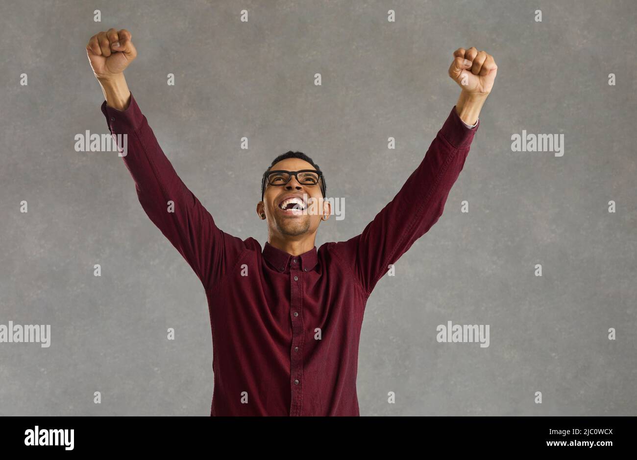 Der afroamerikanische Mann klatschte mit erhobener Hand zur Faust und feierte den Sieg Stockfoto
