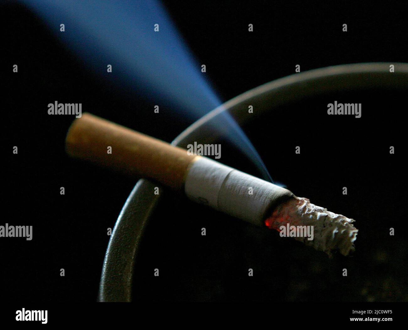 Das Aktenfoto vom 14/06/07 einer Zigarette, die auf einem Aschenbehälter verbrannt wird. Das Alter, in dem die Menschen in England legal Tabak kaufen können, sollte von 18 um ein Jahr pro Jahr steigen, hat eine von der Regierung in Auftrag gegebene Überprüfung empfohlen. Ausgabedatum: Donnerstag, 9. Juni 2022. Stockfoto