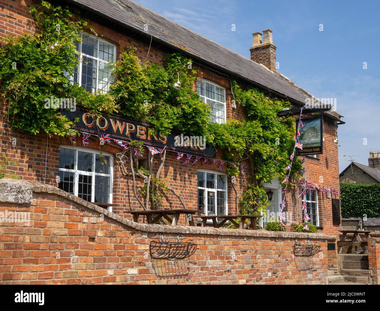 Cowpers Oak, ein attraktiver Pub aus dem 17.. Jahrhundert mit Glyzinien im Dorf Weston Underwood, Buckinghamshire, Großbritannien Stockfoto