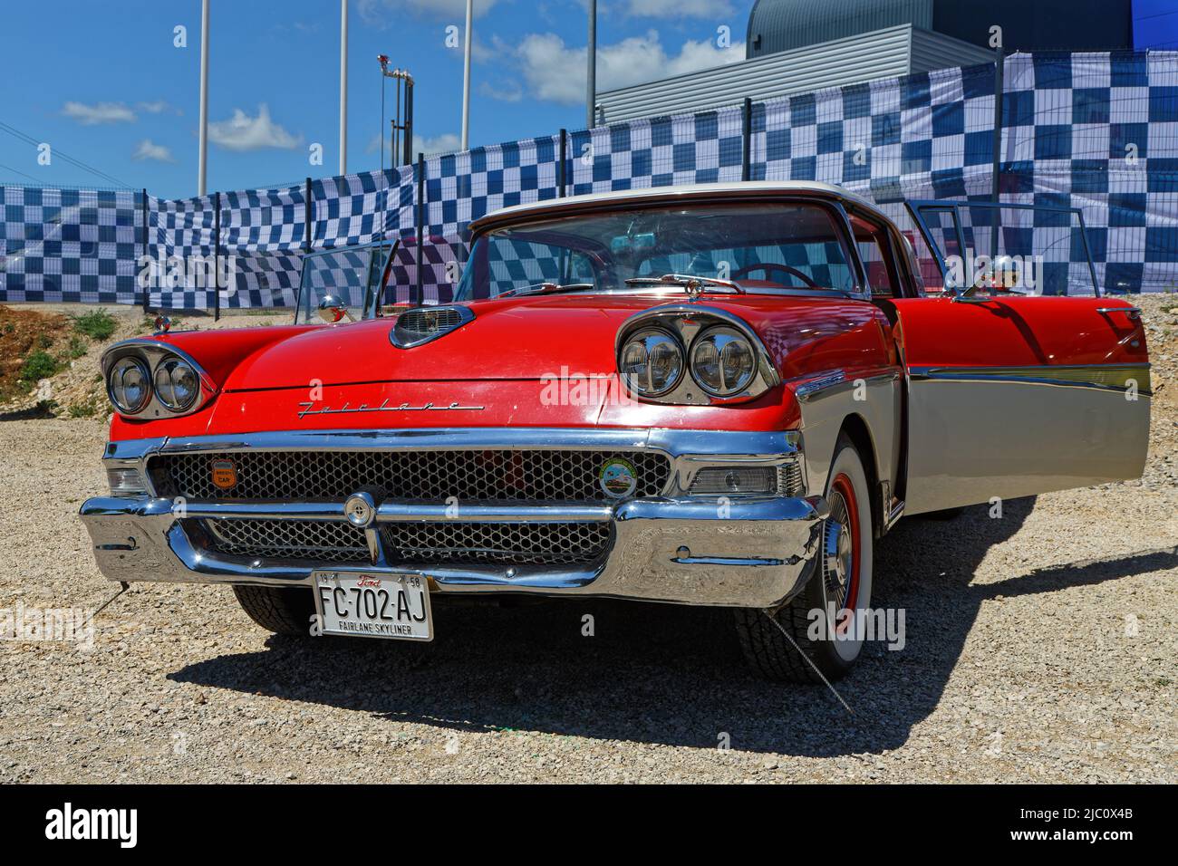 DIJON, FRANKREICH, 4. Juni 2022 : Old american Car beim Grand Prix de l'Age d'Or, ältestes Oldtimer-Rennen in Frankreich, auf der Rennstrecke von Dijon-Presnois. Stockfoto