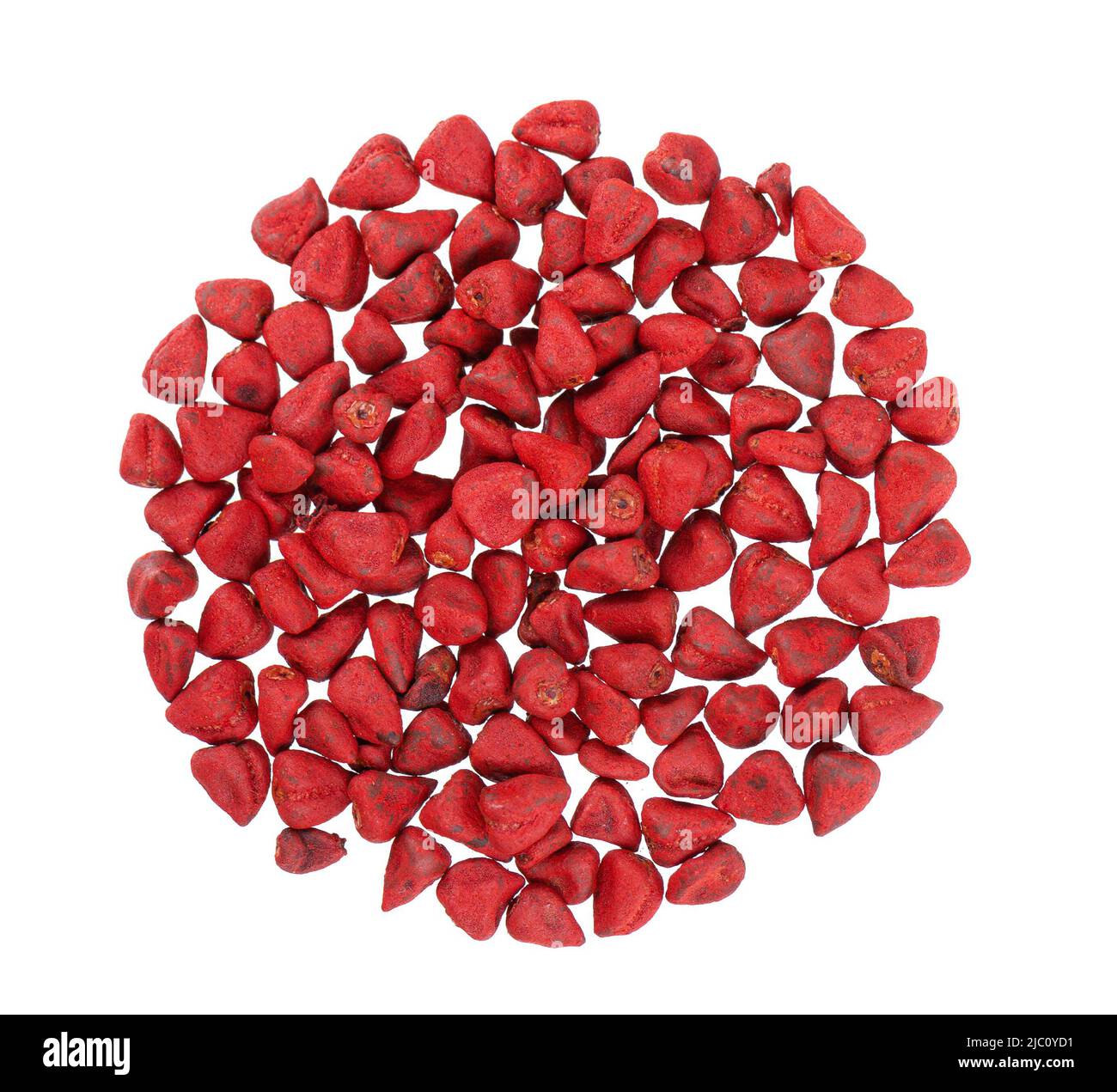 Annatto-Samen, isoliert auf weißem Hintergrund. Achiote Samen, bixa orellana. Natürlicher Farbstoff zum Kochen und Essen. Nahaufnahme. Draufsicht Stockfoto