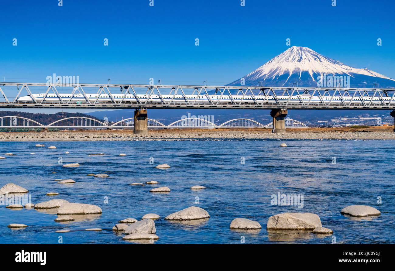 Hochgeschwindigkeitszug, der den Berg Fuji und die Fujikawa-Brücke, Shizuoka, Japan, passiert Stockfoto