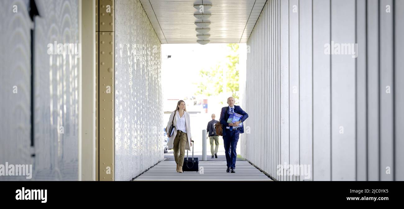 2022-06-09 09:38:03 BADHOEVEDORP - die Rechtsanwälte Sabine Ten Doesschate (L) und Boudewijn van Eijck kommen im Justizkomplex Schiphol zur Fortsetzung des umfangreichen Strafverfahrens über den Abschuss von Flug MH17 an. In diesem Sitzungsblock erhält die Verteidigung die Möglichkeit, vor dem erneuten Beitritt zu antworten. ANP ROBIN VAN LONKHUIJSEN niederlande Out - belgien Out Stockfoto