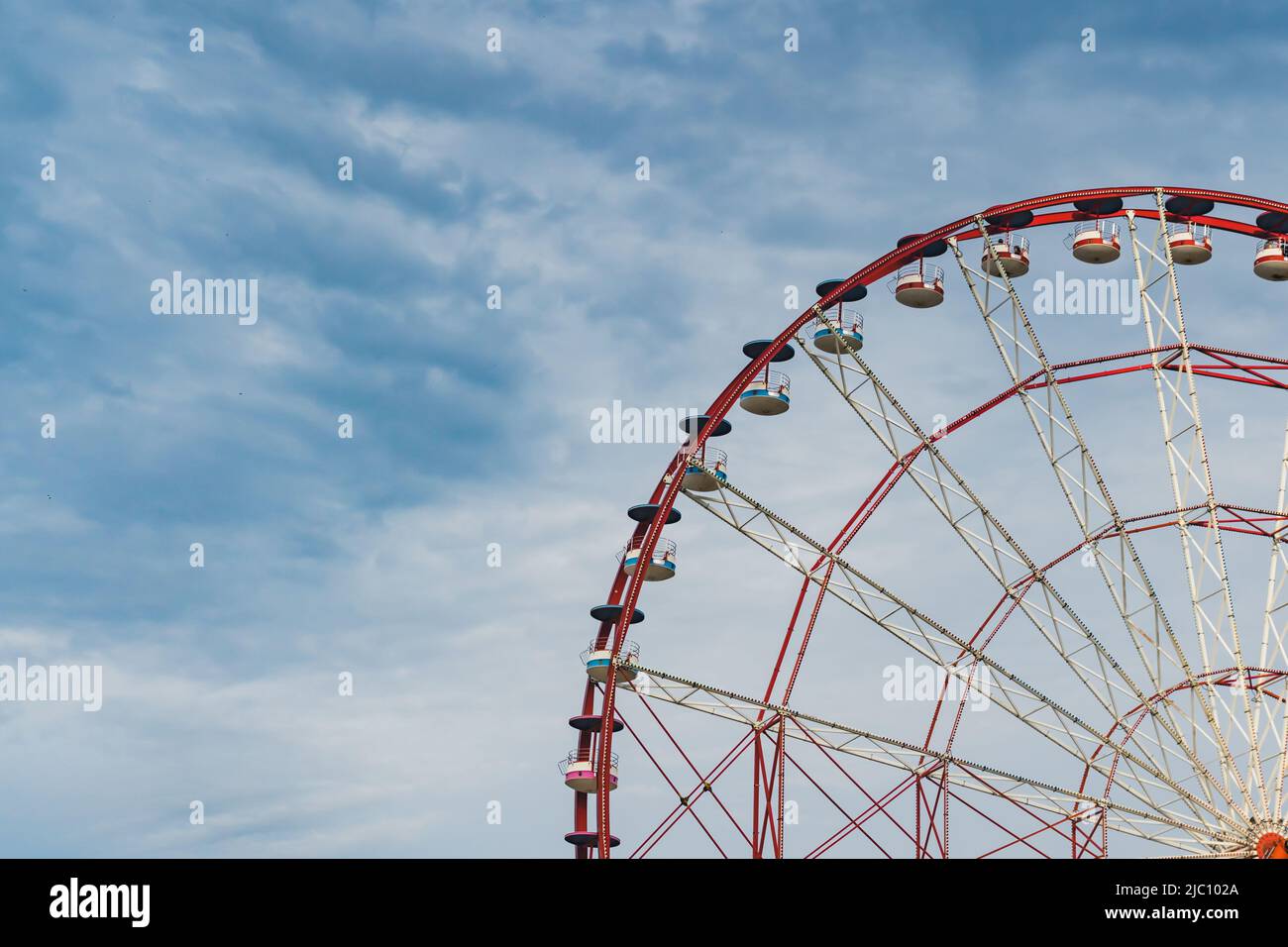 Teil Von Red Ferris Wheel Über Schönen Blauen Himmel Mit Weichen Weißen Wolken. Hochwertige Fotos Stockfoto