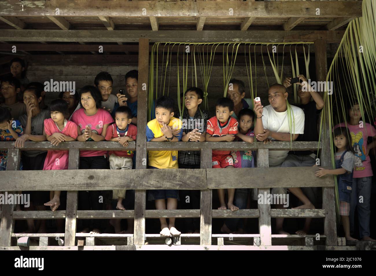 Menschen, die eine Begrüßungszeremonie während einer Ökotourismus-Veranstaltung im Langhaus der traditionellen Dayak IBAN-Gemeinde in Sungai Utik, Batu Lintang, Embaloh Hulu, Kapuas Hulu, West Kalimantan, Indonesien. Stockfoto