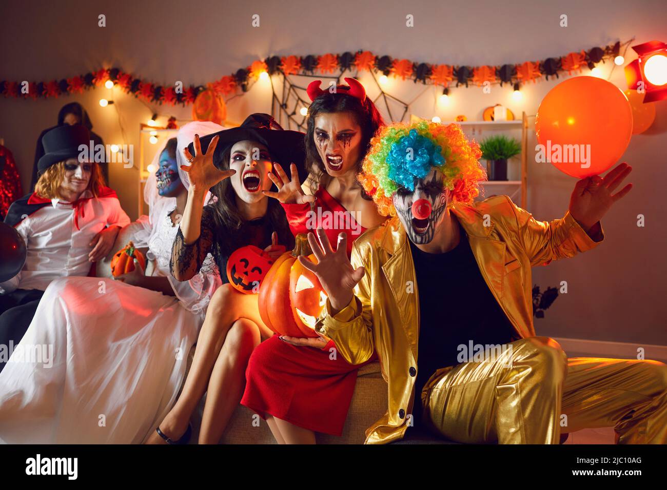 Portrait einer Gruppe von Erwachsenen, die Spaß auf der Halloween-Party machen unheimlich Grimassen. Stockfoto