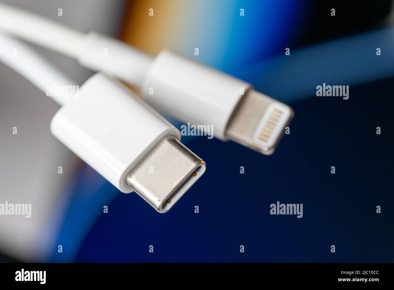 Nahaufnahme von USB-C- und Lightning-Steckerkabeln Stockfoto