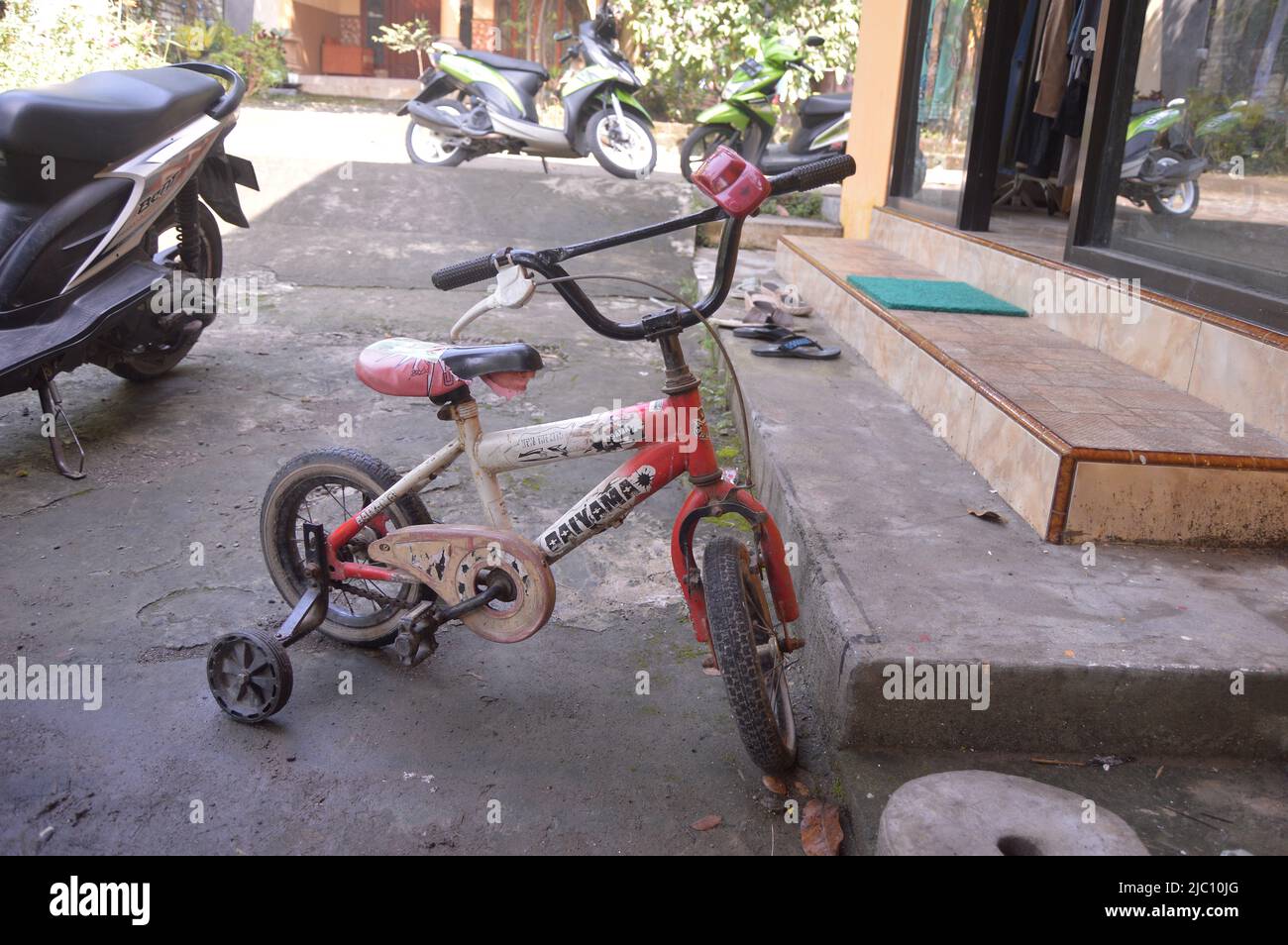 Kleines Fahrrad für Kinder vor dem Haus Stockfoto