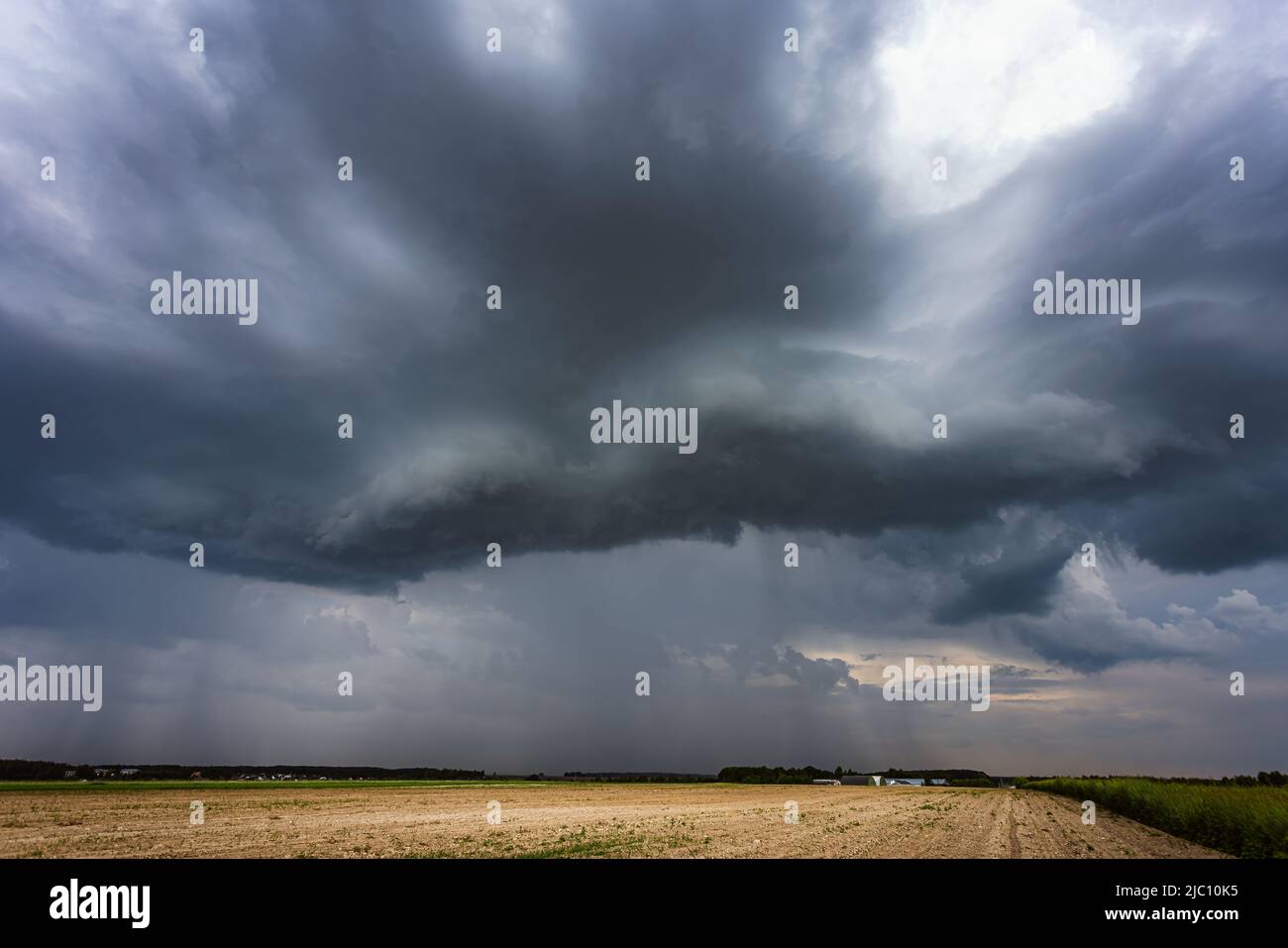 Gewitterwolken über dem Feld, extremes Wetter, gefährlicher Sturm Stockfoto