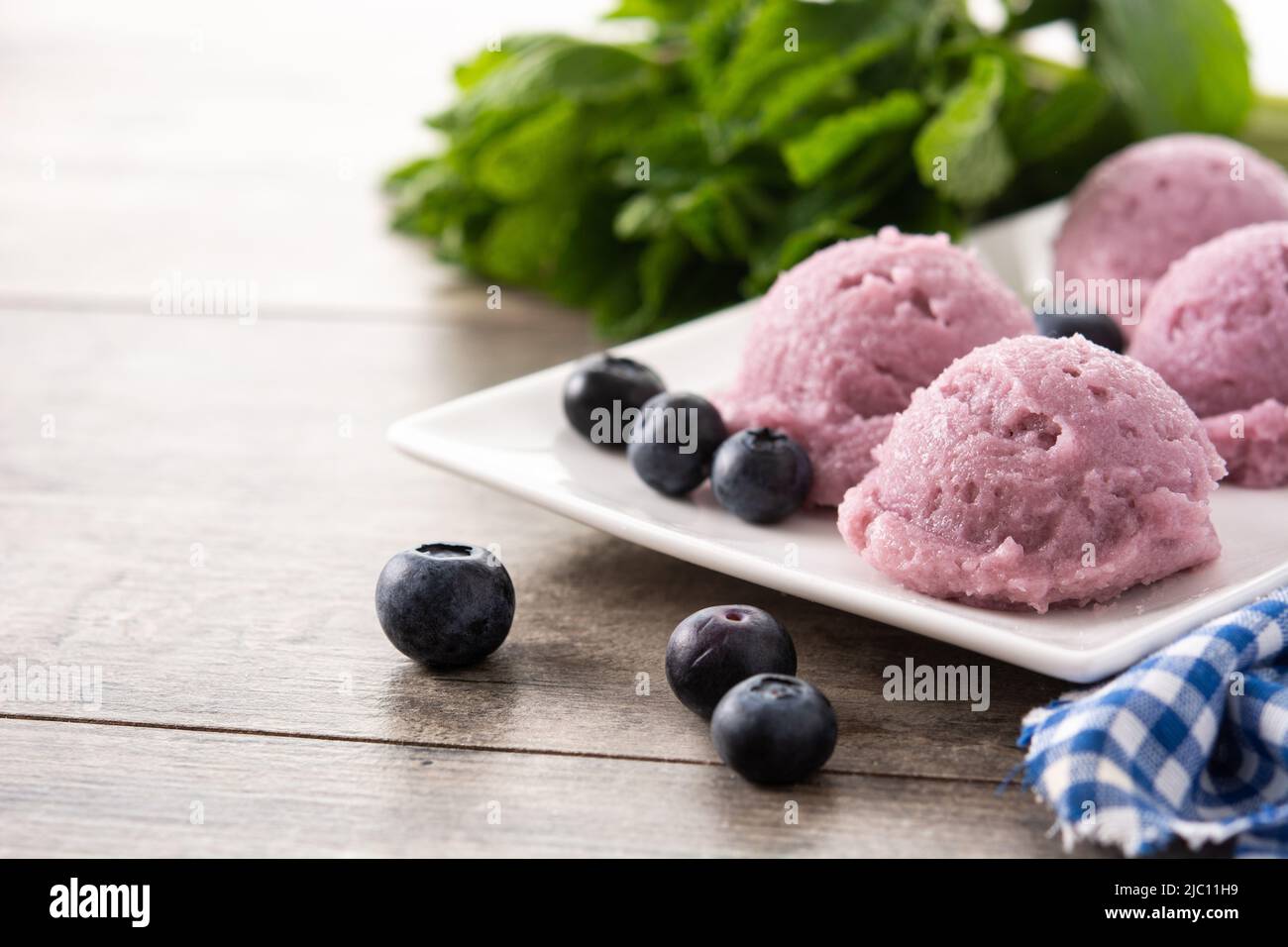 Heidelbeer-Eisschaufeln auf einem Holztisch Stockfoto