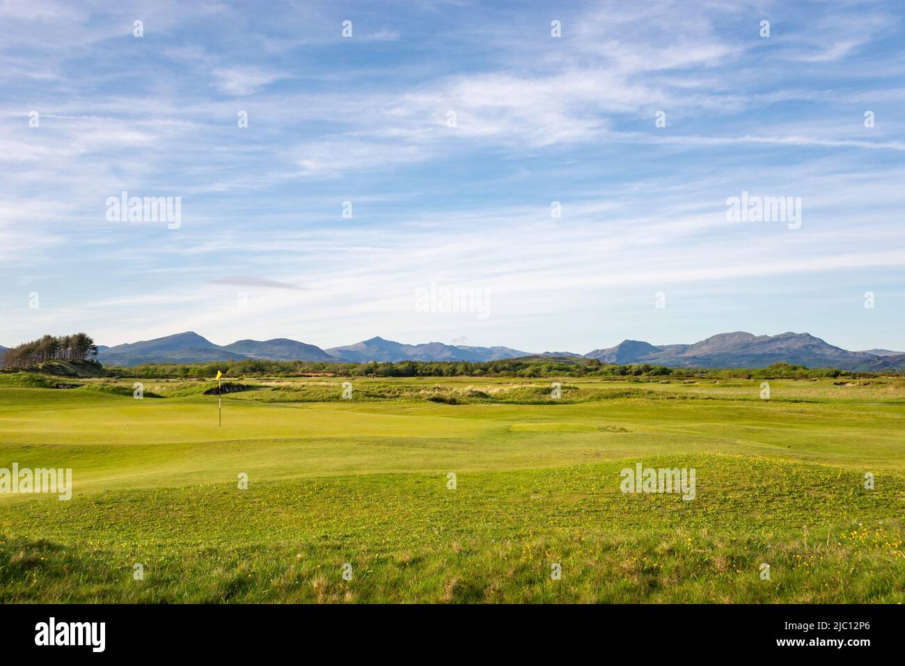 Golfplatz hinter den Sanddünen am Strand von Harlech mit spektakulärem Blick auf die Berge von Snowdonia, Nord-Wales. Stockfoto