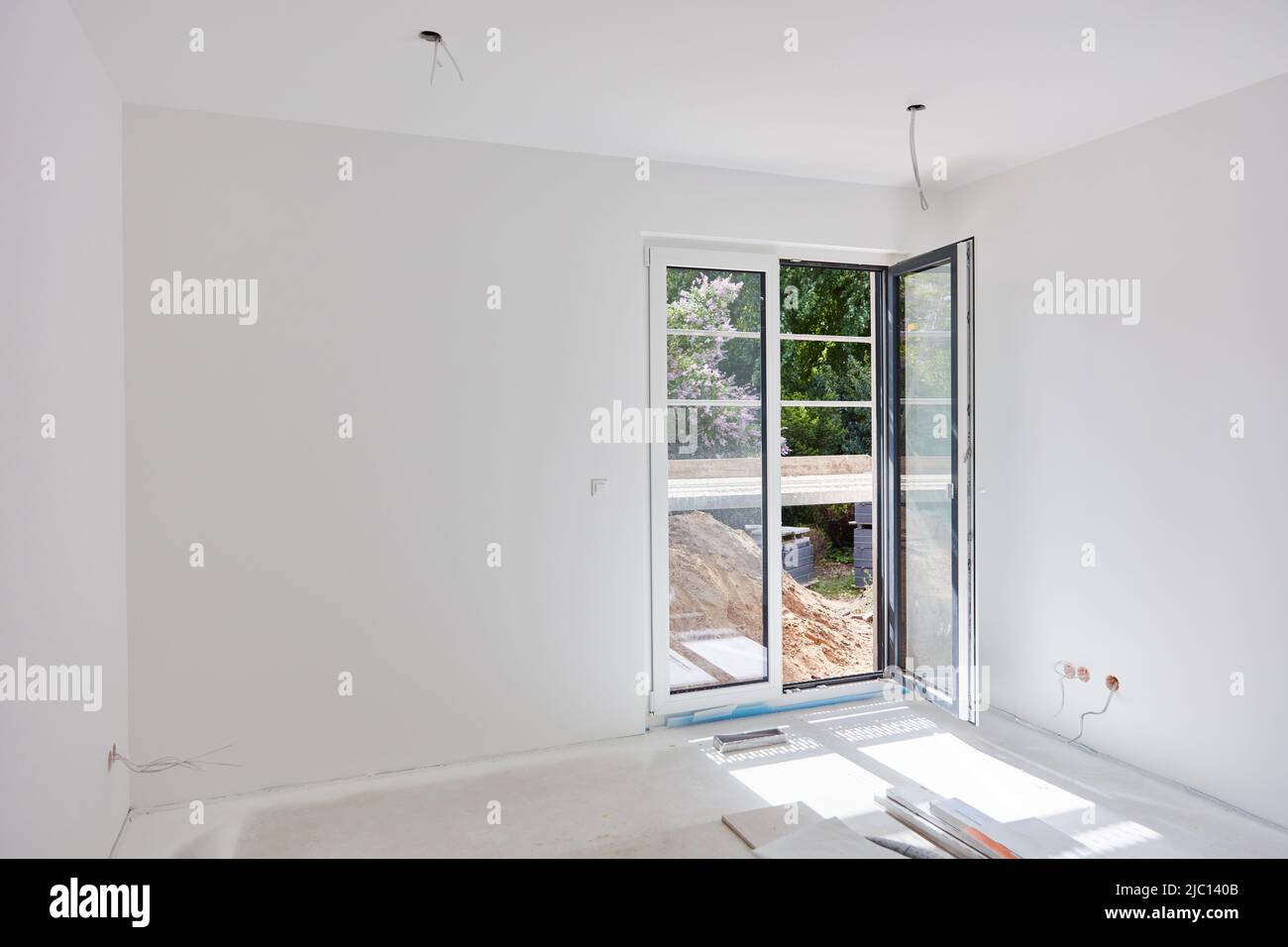Lackarbeiten an weißen Wänden und Decken im Raum bei Hausbau Stockfoto