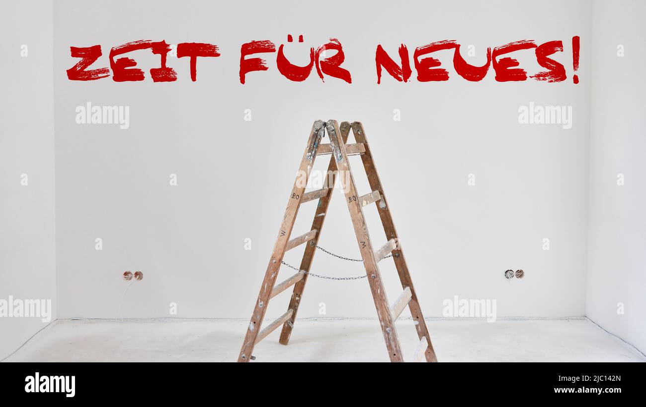 Deutscher Text 'Zeit für Neues' als Text an der Wand nach der Renovierung des Raumes als Neubeginnkonzept Stockfoto