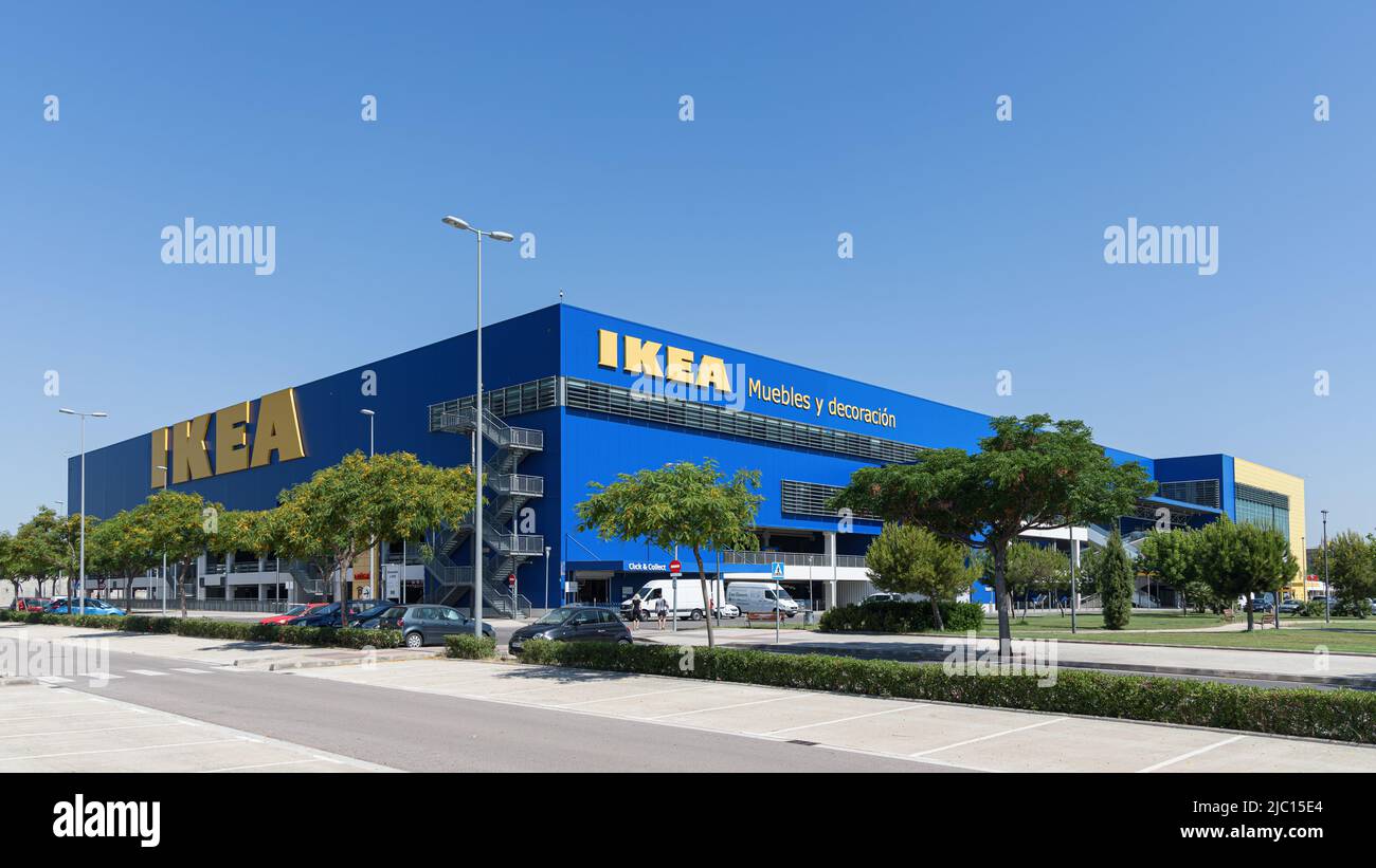 ALFAFAR, SPANIEN - 06. JUNI 2022: IKEA ist ein schwedisches multinationales Unternehmen, das Möbel, Küchengeräte und Wohnaccessoires entwickelt und verkauft Stockfoto