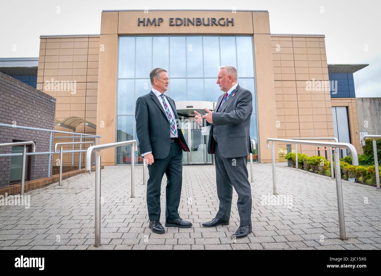 Justizsekretär Keith Brown (links) mit Gouverneur David Abernethy (rechts) während eines Besuchs im Edinburgh Gefängnis, als die schottische Regierung die Kaution und Freilassung aus dem Custody (Schottland)-Gesetz veröffentlicht. Bilddatum: Donnerstag, 9. Juni 2022. Stockfoto