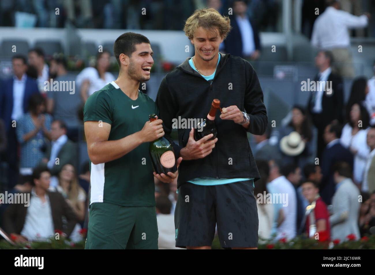 Carlos Alcaraz aus Spanien mit der Siegertrophäe und Alexander Zverev aus Deutschland mit der zweitplatzierten Trophäe, Final Men's ATP match beim Tennisturnier Mutua Madrid Open 2022 am 8. Mai 2022 im Caja Magica Stadion in Madrid, Spanien - Foto Laurent Lairys / DPPI Stockfoto