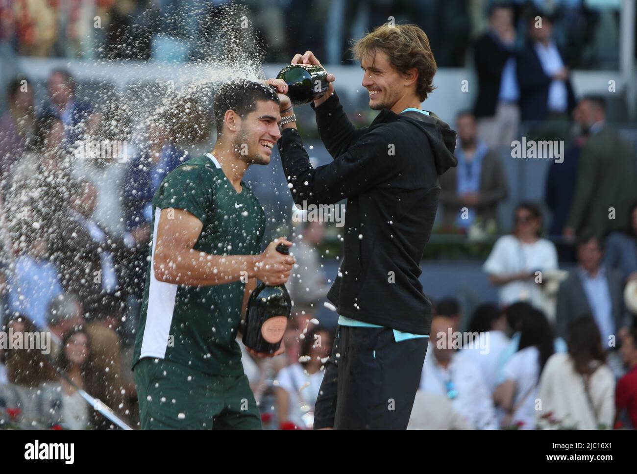 Carlos Alcaraz aus Spanien mit der Siegertrophäe und Alexander Zverev aus Deutschland mit der zweitplatzierten Trophäe, Final Men's ATP match beim Tennisturnier Mutua Madrid Open 2022 am 8. Mai 2022 im Caja Magica Stadion in Madrid, Spanien - Foto Laurent Lairys / DPPI Stockfoto