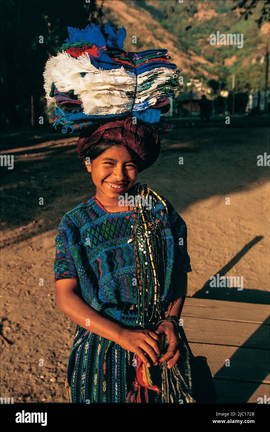 Porträt eines Maya-Mädchenverkäufers, Santa Catarina Palopó, Atitlán-See, Departamento Sololá, Guatemala. © Kraig Lieb Stockfoto