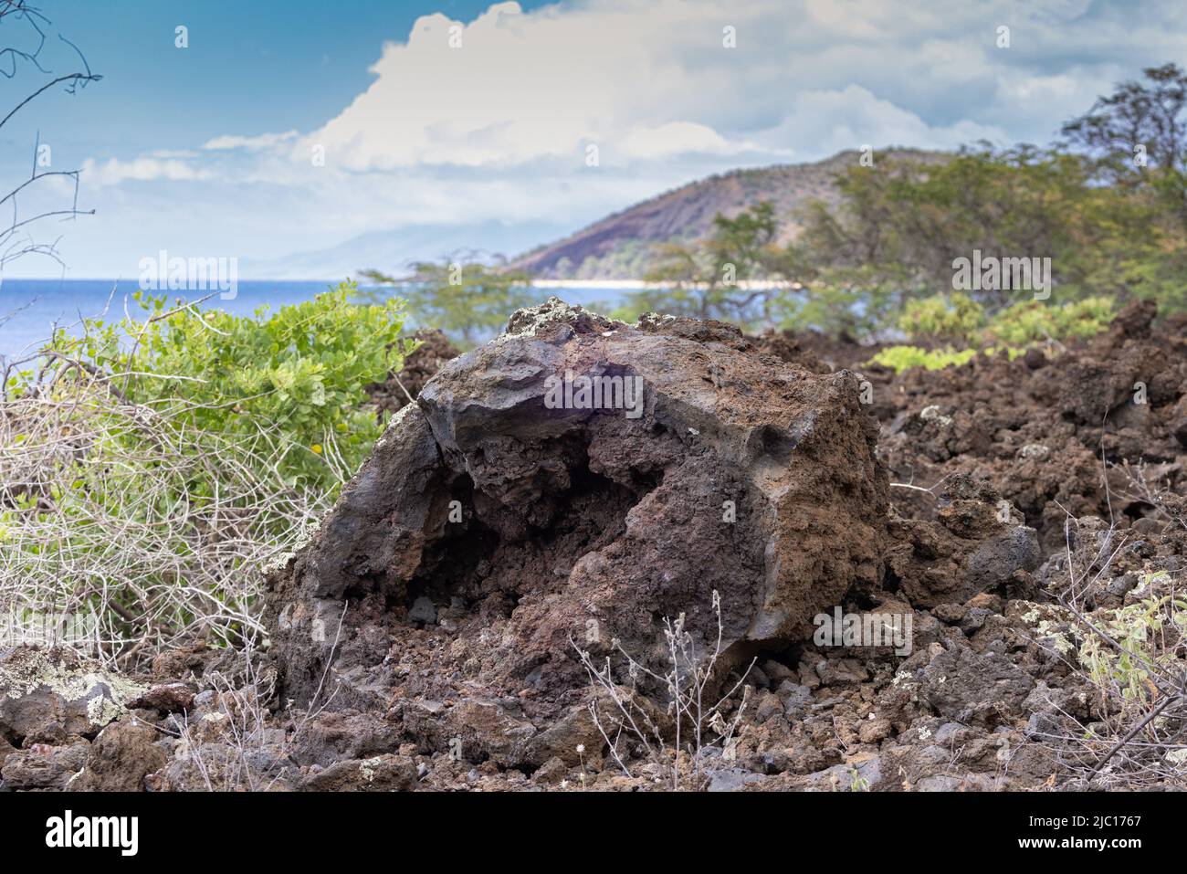 Erstarrte Lava am Makena Beach, Blick auf den Makena State Park hinter einem Lavafeld, USA, Hawaii, Maui Stockfoto