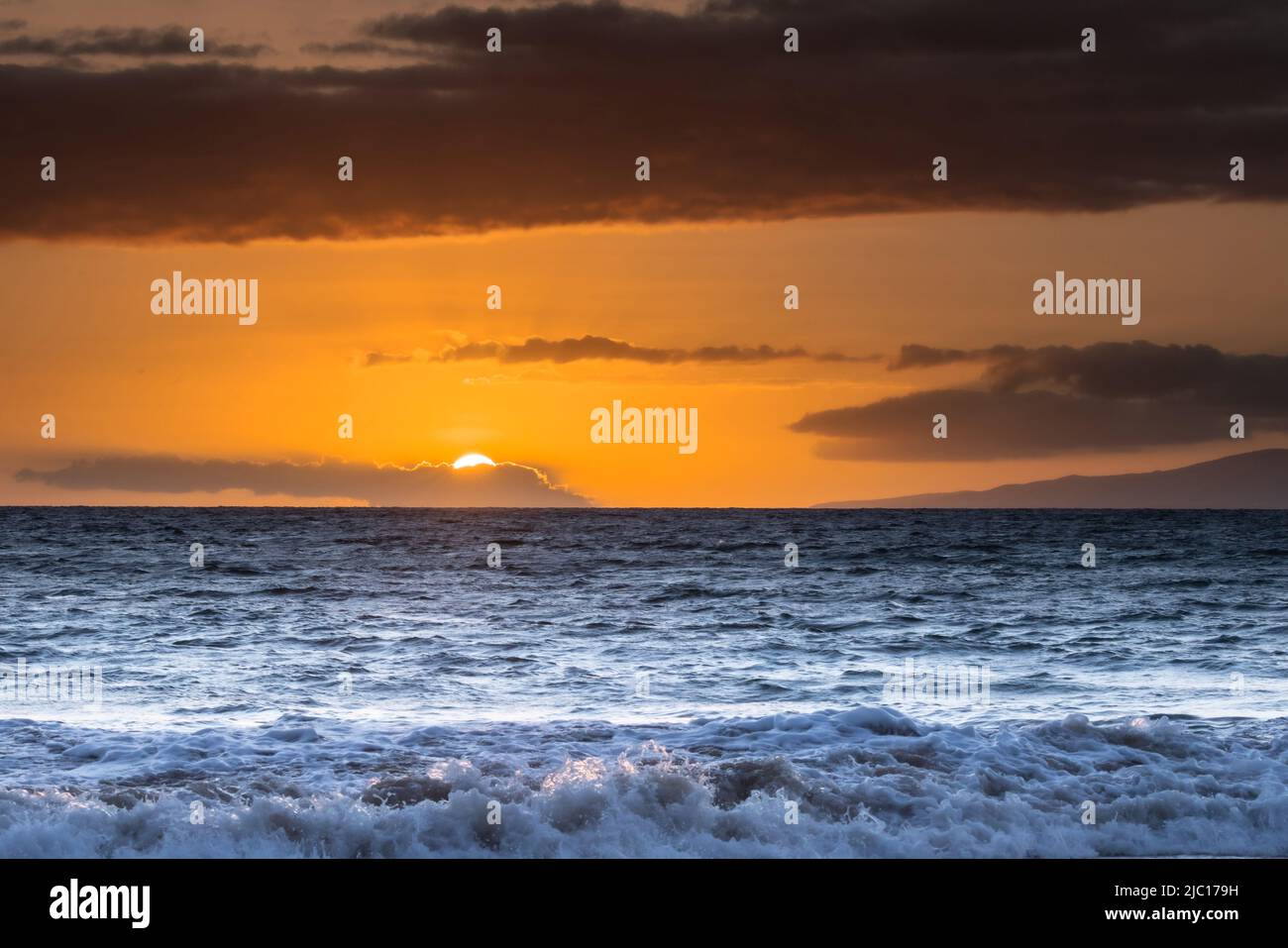 Sonnenuntergang hinter Wolken über dem Meer an der Maalaea Bay, USA, Hawaii, Maui Stockfoto