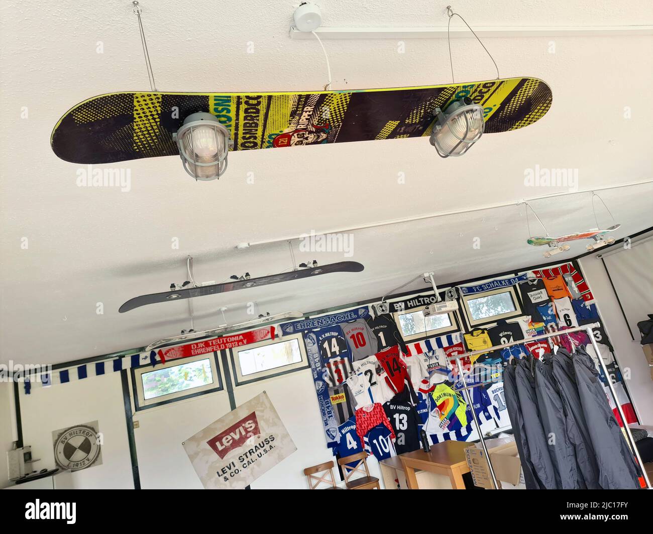 Skateboards als Lampen in einem Clubhaus, Deutschland Stockfoto