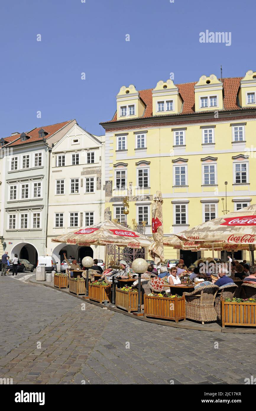 Straßencafé und historische Verkleidungen, Altstaedter Ring , Tschechische Republik, Prag Stockfoto