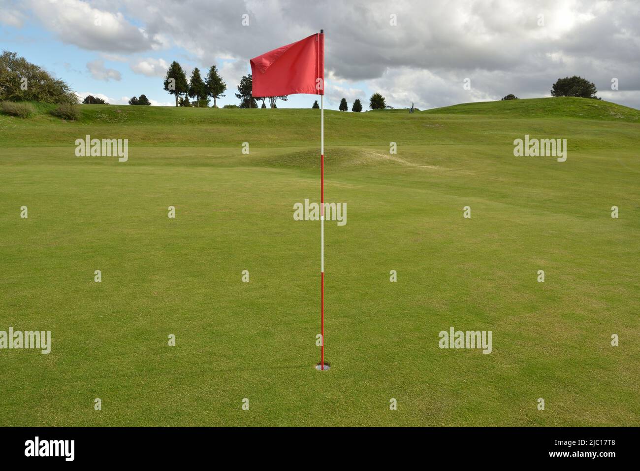 Golfplatz mit roter Flagge in Loch, Frankreich Stockfoto