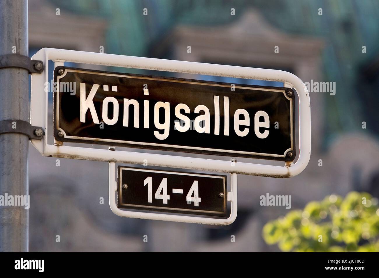 Straßenschild Königsallee, genannt Koe, eine bekannte Luxus-Einkaufsstraße, Deutschland, Nordrhein-Westfalen, Niederrhein, Düsseldorf Stockfoto