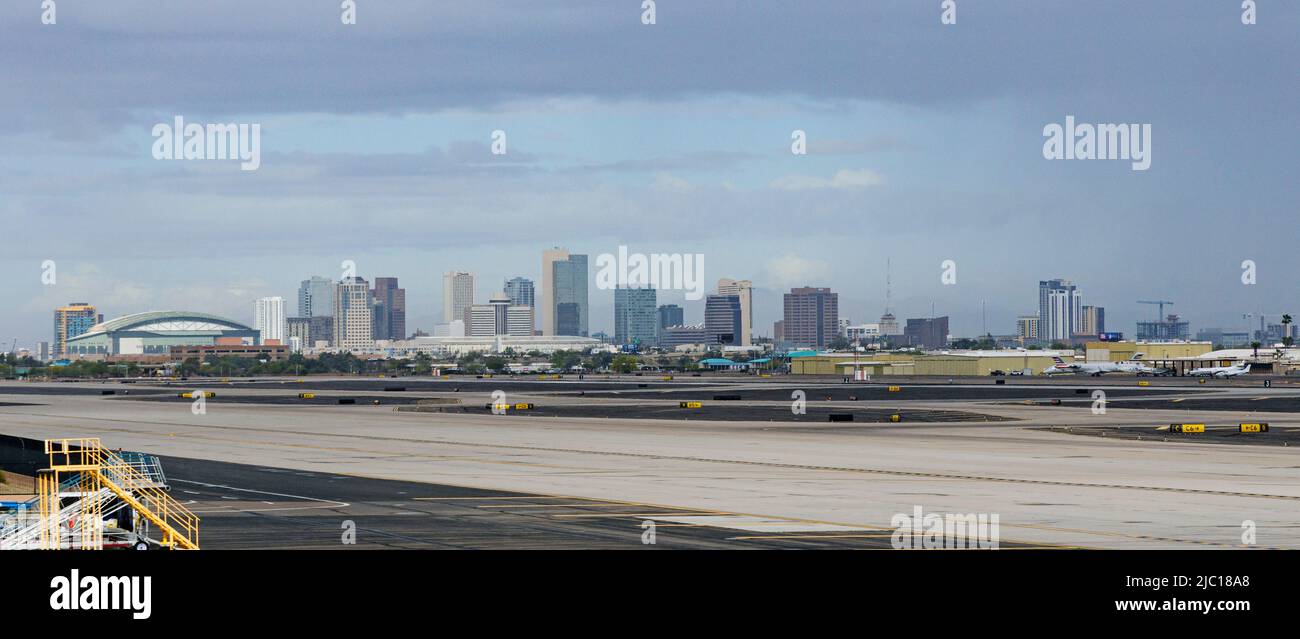 Skyline der Innenstadt von Phoenix, vom Flughafen aus gesehen, USA, Arizona, Phoenix Stockfoto