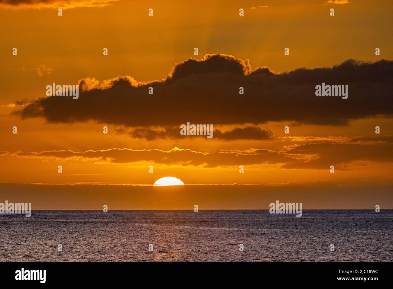 Sonnenuntergang hinter Wolken über dem Meer an der Maalaea Bay, USA, Hawaii, Maui Stockfoto