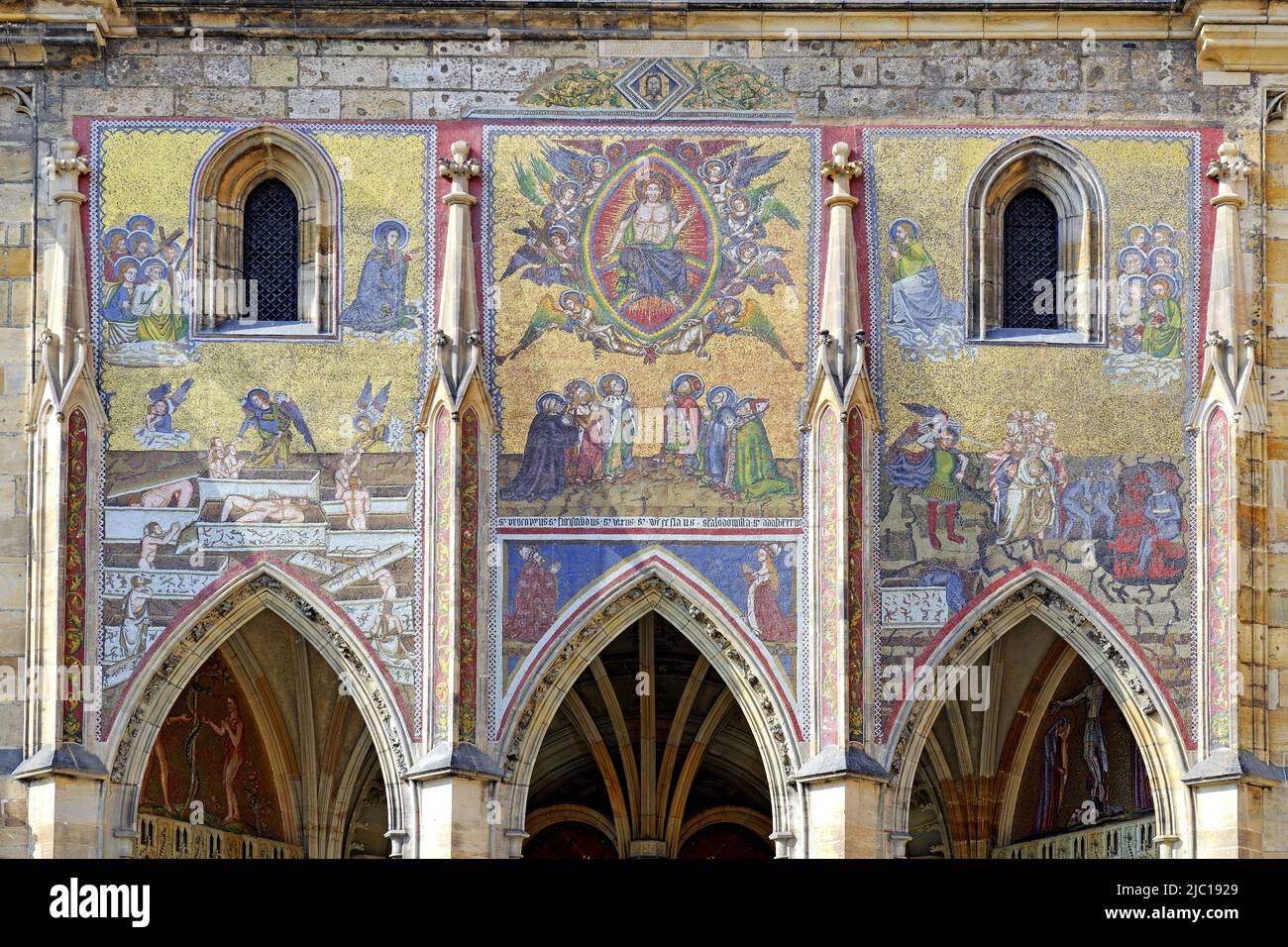 Wandmalereien am Fuße des südlichen Kirchturms des Veitskathedrals, der Prager Burg, Hradschin, Tschechien, Prag Stockfoto