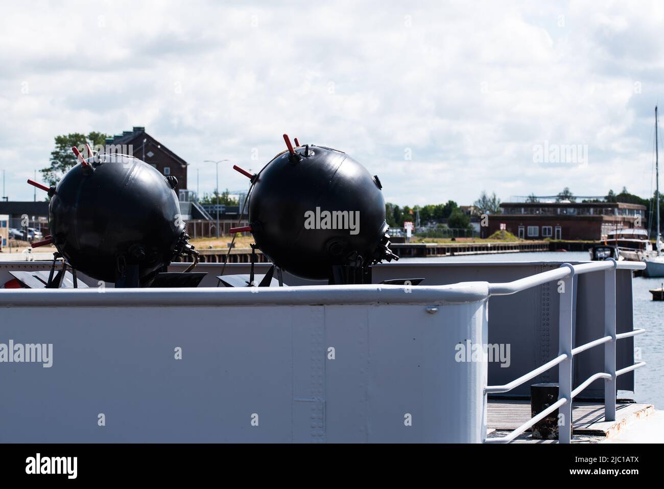 Den Helder, Niederlande, Mai 2022. Meeresminen auf dem Achterdeck eines Kriegsschiffs. Hochwertige Fotos Stockfoto