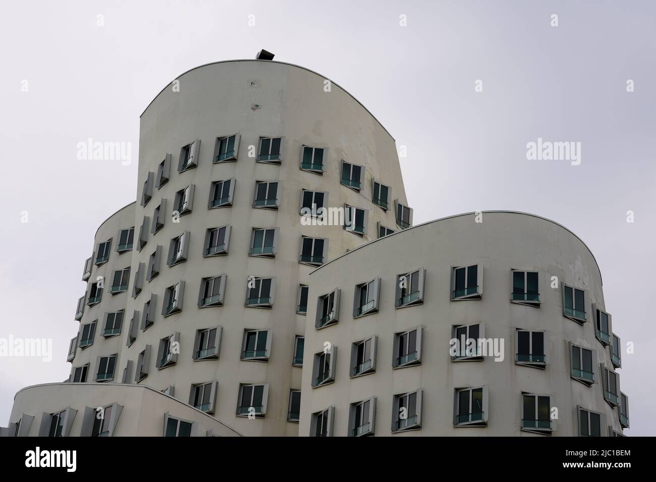 Haus C des Architekten Frank O. Gehry im Medienhafen, Neuer Zollhof in Düsseldorf, Nordrhein-Westfalen, Deutschland, 23.5.22 Stockfoto