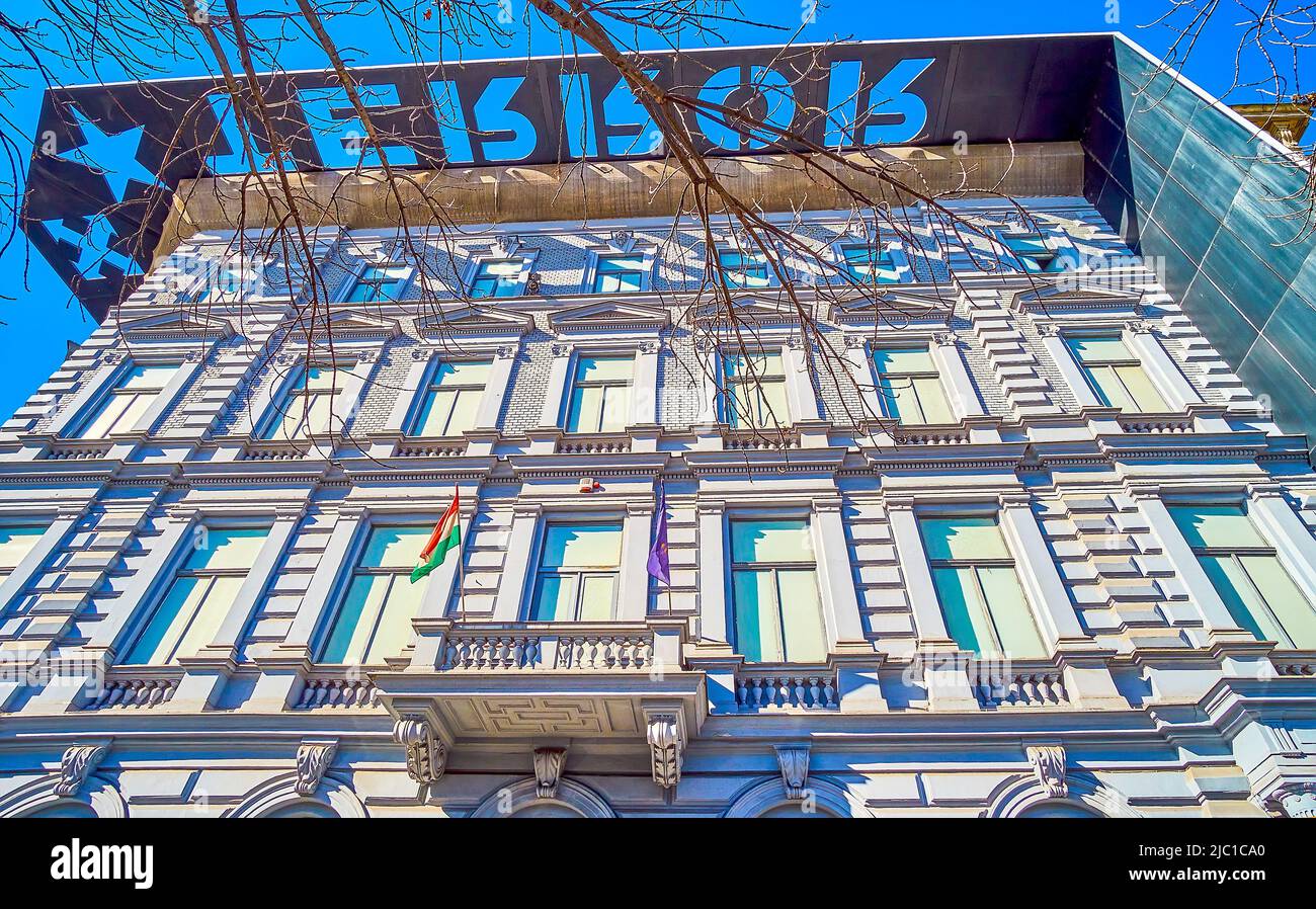 BUDAPEST, UNGARN - 23. FEBRUAR 2022: Das Museumsgebäude des Hauses des Terrors mit dem Schild Terror auf dem schwarzen Rahmen, am 23. Februar in Budapest, Ungarn Stockfoto