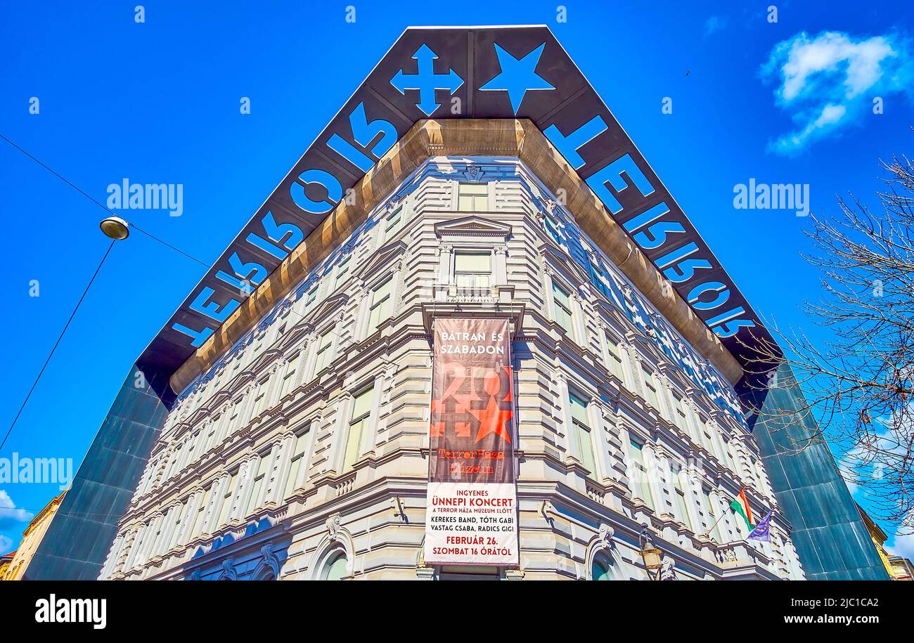 BUDAPEST, UNGARN - 23. FEBRUAR 2022: Die Hauptfassade des Hauses des Terrors mit dem berühmten schwarzen Rahmen mit den Worten Terror, am 23. Februar in Budapest, Ungarn Stockfoto