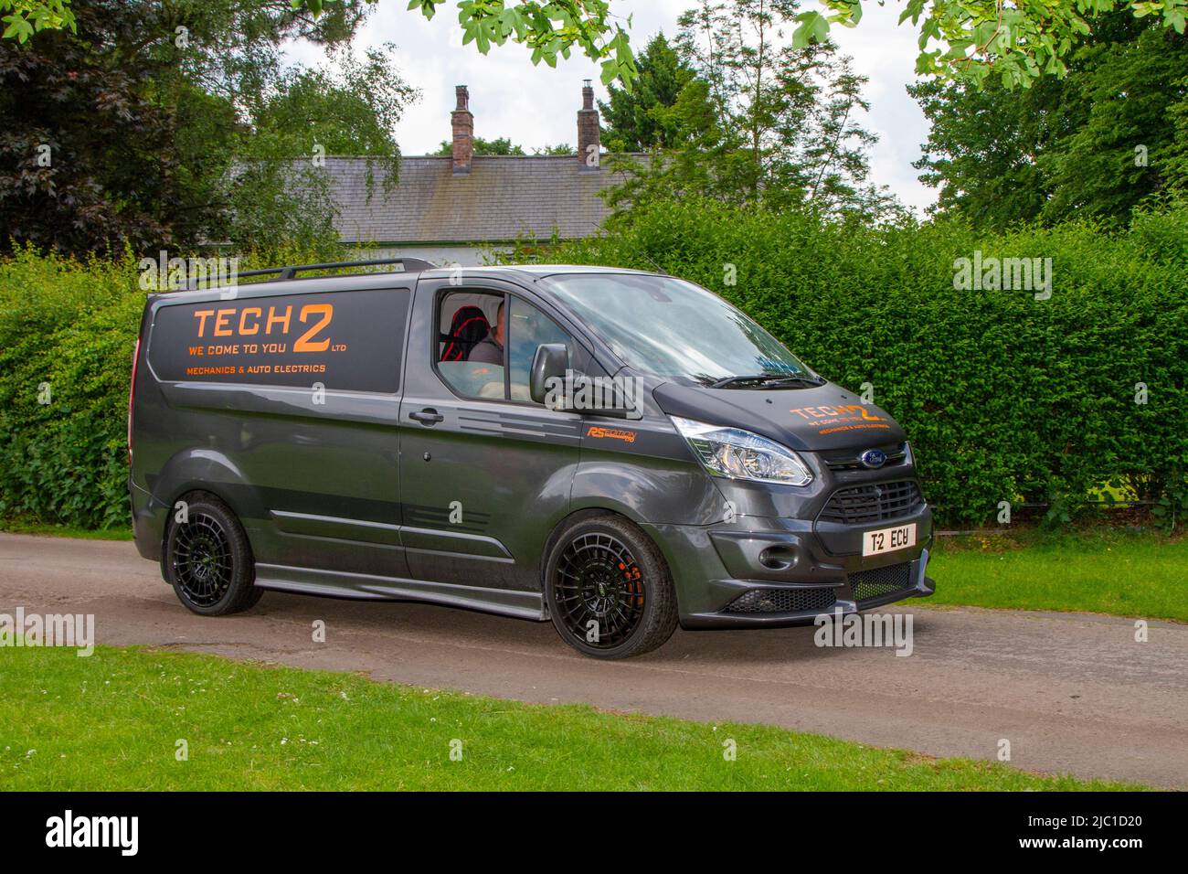 Tech 2 Auto Ltd Preston Mobilmechaniker; 2015 Ford Transit 270 LR P/V Business Panel van, 2198cc Diesel 6-Gang-Schaltgetriebe Ankunft in worden Park Motor Village für das Leyland Festival, Großbritannien Stockfoto