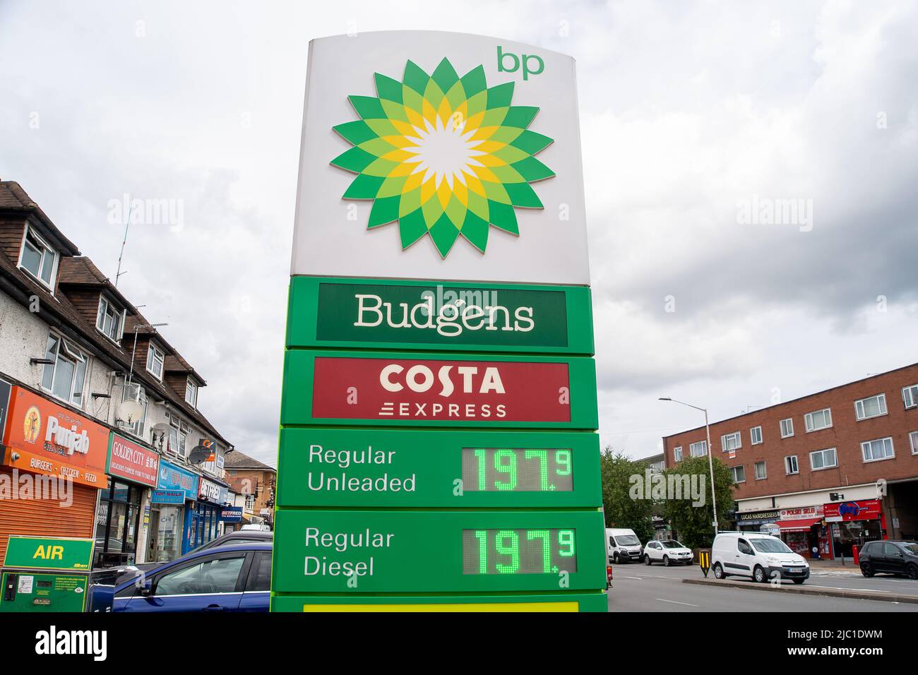 Slough, berkshire, Großbritannien. 9.. Juni 2022. Eine BP-Tankstelle an der Farnham Road in Slough. Der Benzinpreis Gerät erneut außer Kontrolle, da die Lebenshaltungskrise immer tiefer wird. Die Preise pro Liter an den Tankstellen in Slough lagen heute zwischen 184,9 und 197,9 pro Liter, was die Kosten für das Befüllen eines Tanks mit Benzin auf über 100 £ansteigen lassen. Die bevorstehenden nationalen Eisenbahnstreiks werden die Pendler weiter unter Druck setzen. Quelle: Maureen McLean/Alamy Live News Stockfoto