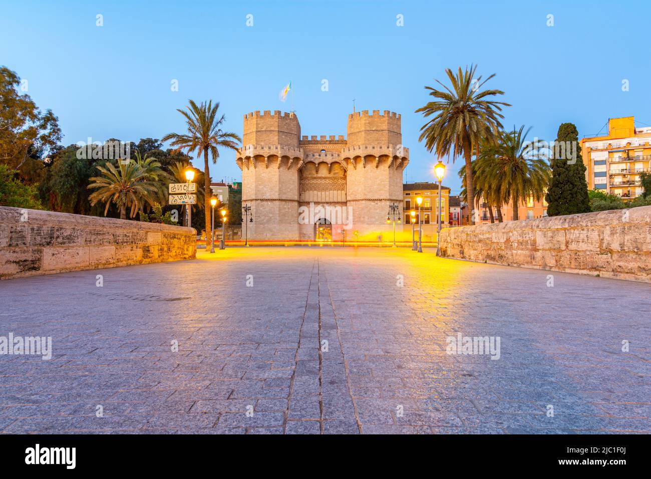Landschaftsansicht der Torres de Serranos im Morgengrauen - Valencia, Spanien Stockfoto