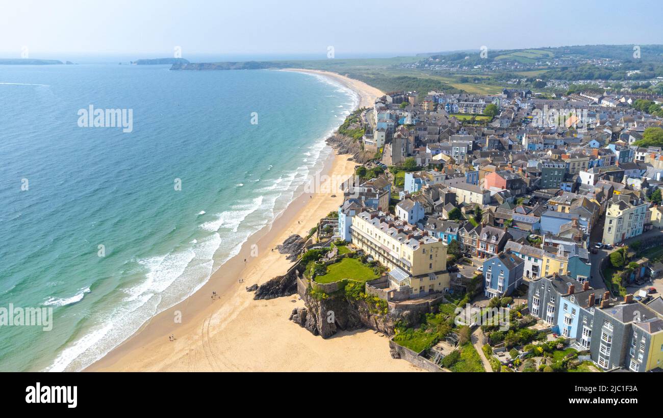 Luftaufnahme von Tenby und Tenby South Beach - Pembrokeshire, Wales, UK Stockfoto