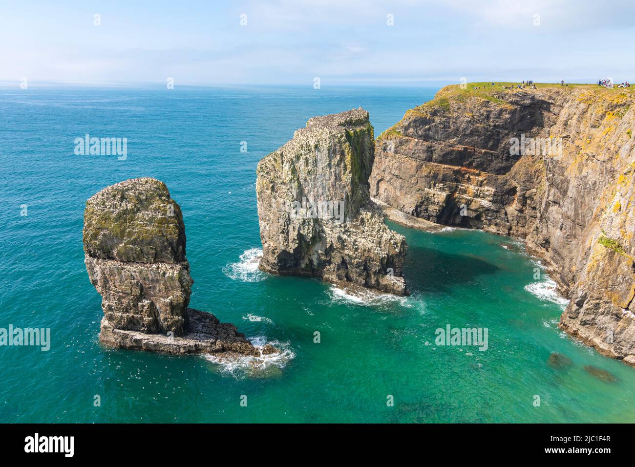 Seitenwinkelaufnahme von Stack Rocks - Pembrokeshire, Wales, UK Stockfoto