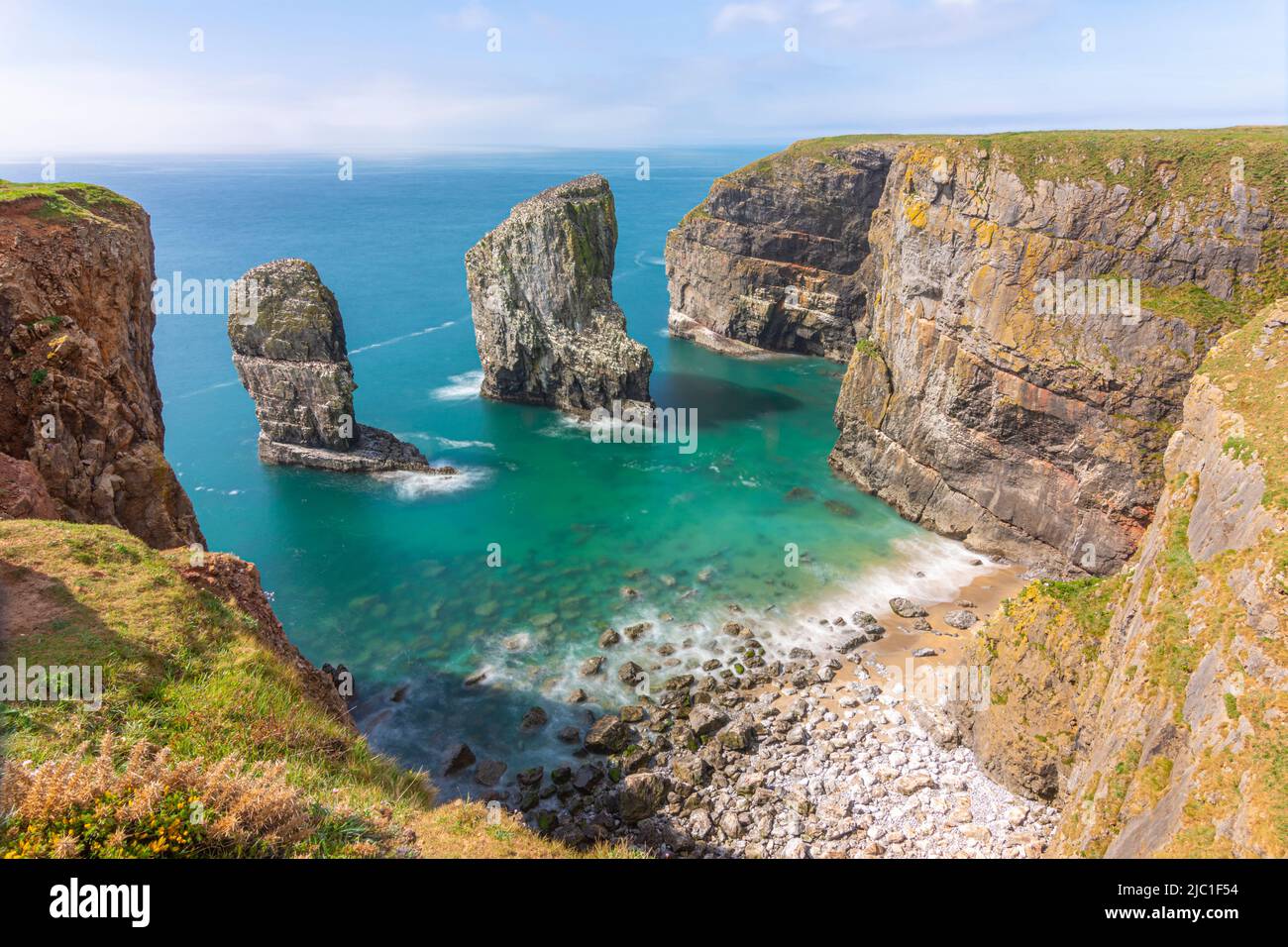 Weitwinkelansicht von Stack Rocks - Pembrokeshire, Wales, Großbritannien Stockfoto