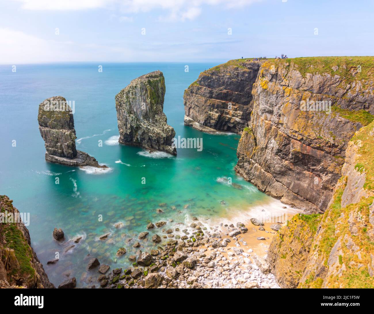 Landschaftsansicht von Stack Rocks an einem sonnigen Tag - Pembrokeshire, Wales, UK Stockfoto