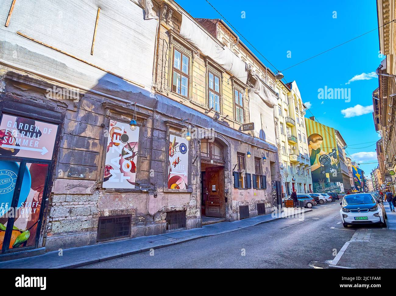 BUDAPEST, UNGARN - 23. FEBRUAR 2022: Spaziergang durch die Straßen im jüdischen Viertel, dem gefühlvollsten auf der Pest-Seite, am 23. Februar in Budapest, Ungarn Stockfoto