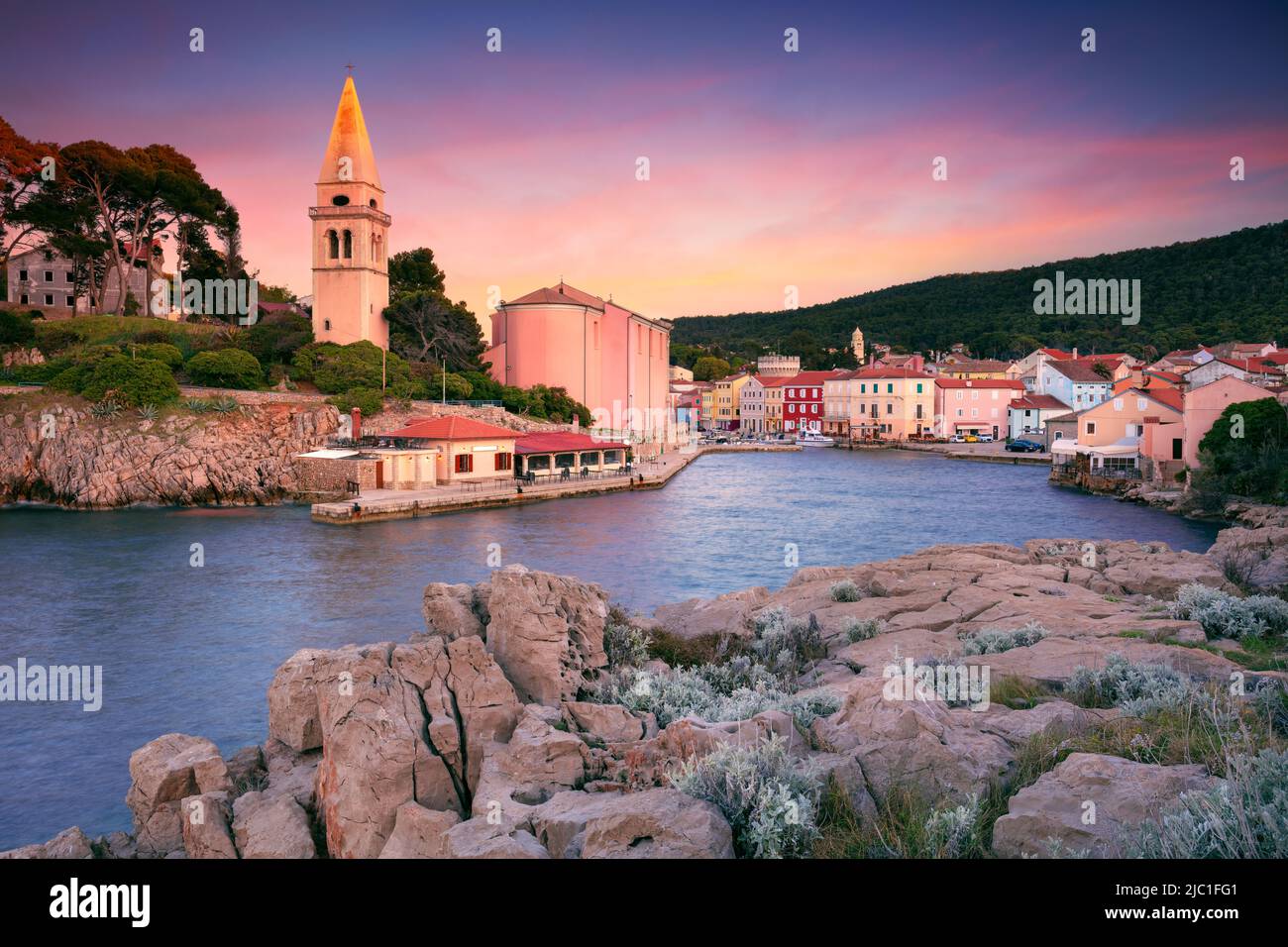 Mali Losinj, Insel Cres, Kroatien. Stadtbild des ikonischen Dorfes Mali Losinj, Kroatien auf der Insel Cres bei Sonnenuntergang. Stockfoto