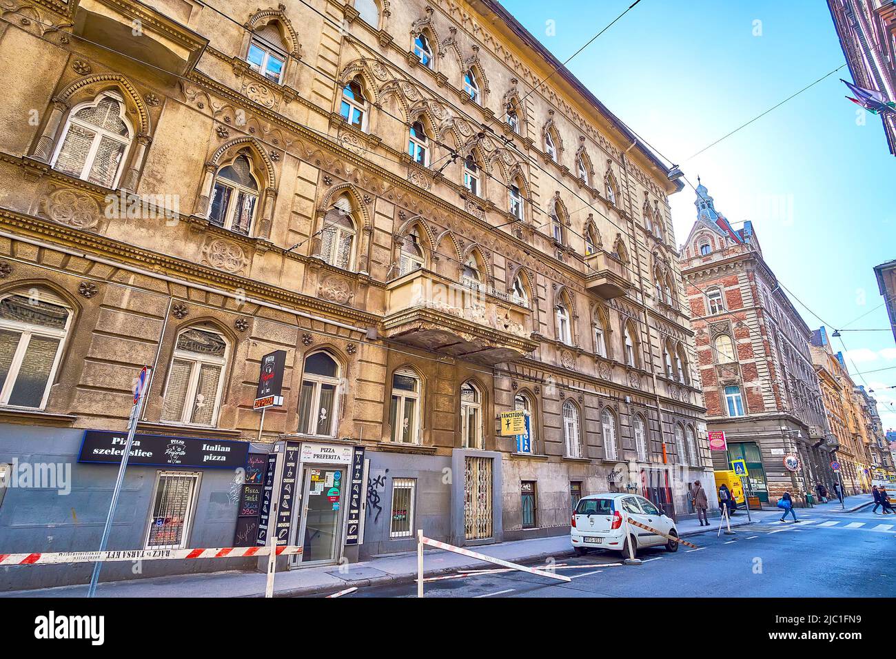 BUDAPEST, UNGARN - 23. FEBRUAR 2022: Die hohen historischen Gebäude und engen Gassen sind das gemeinsame Merkmal des jüdischen Viertels, am 23. Februar in BU Stockfoto