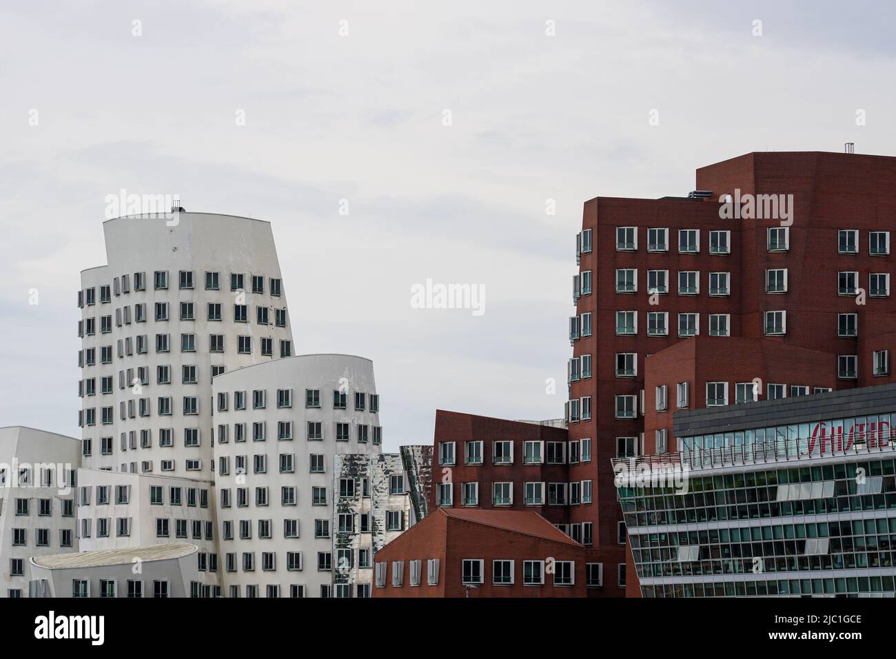 Skulpturale Bauten des Architekten Frank O. Gehry am Medienhafen Düsseldorf, Nordrhein-Westfalen, Deutschland, 23,5.22. Stockfoto